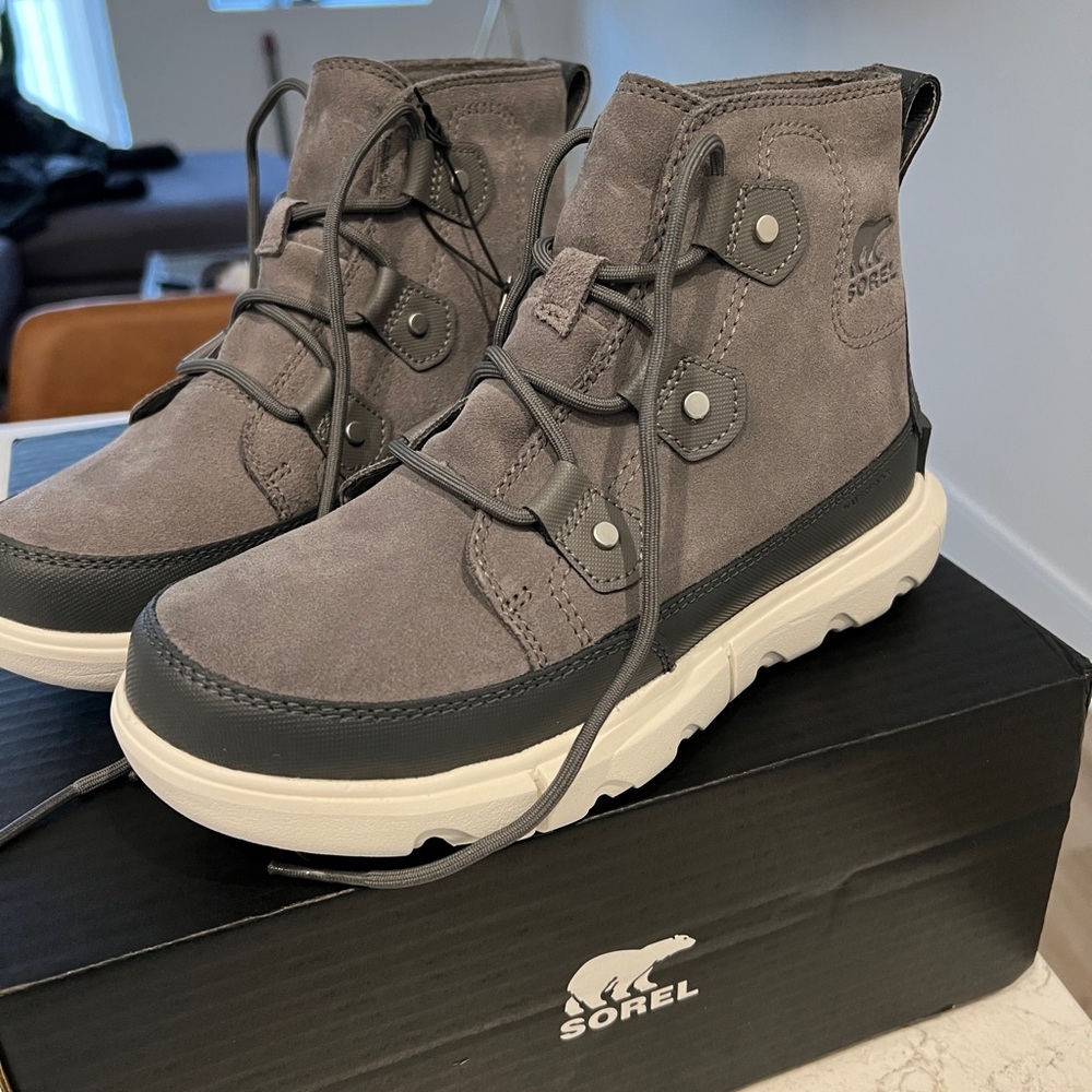 NWT women’s sorel explorer II Joan short